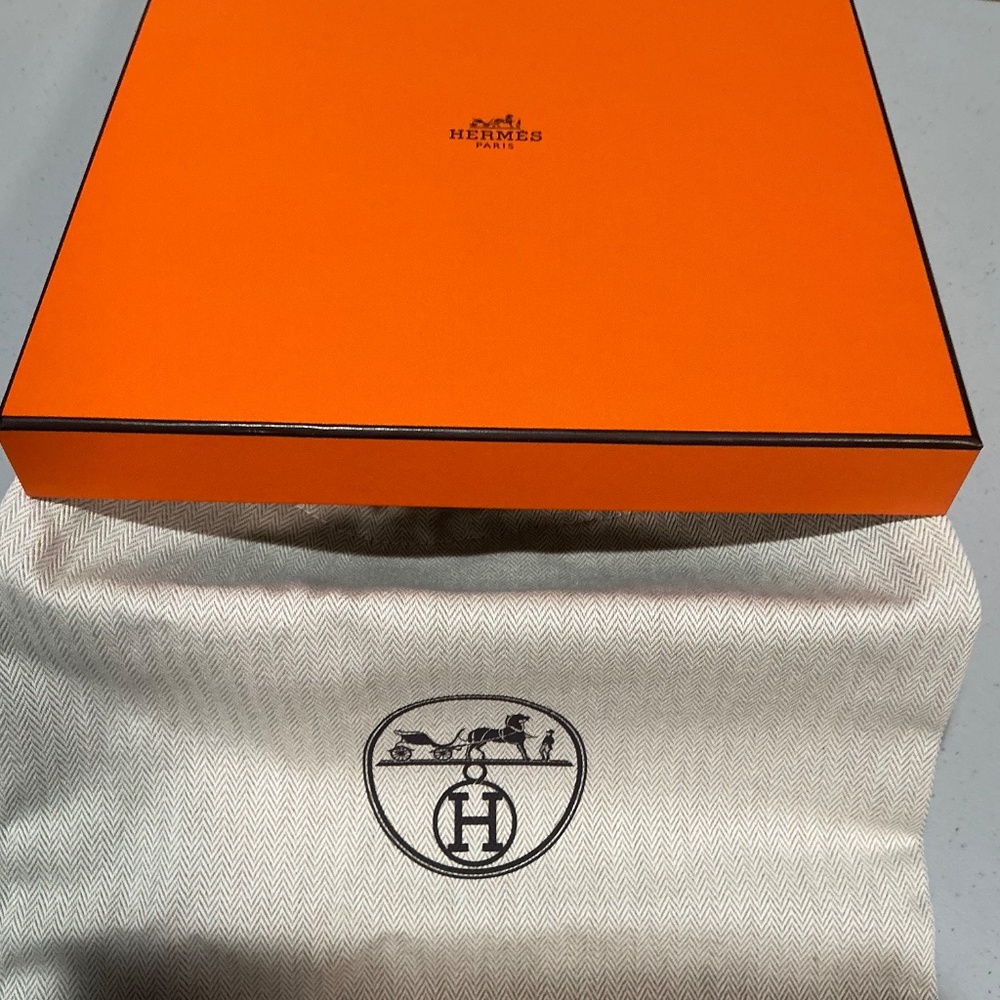 Hermes medium size box and dust bag - Picture 2 of 11